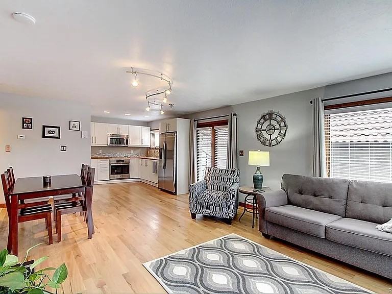 704 N Pearl St #F - Photo 6 of 32