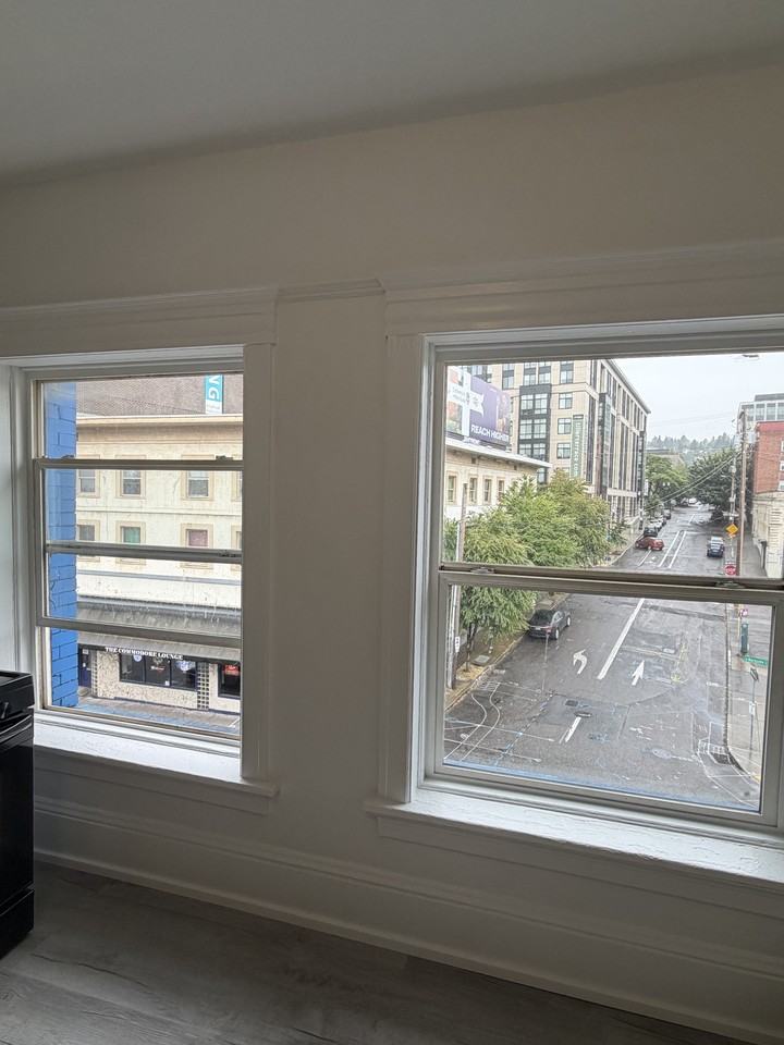 1717 W Burnside St #NA - Photo 2 of 9