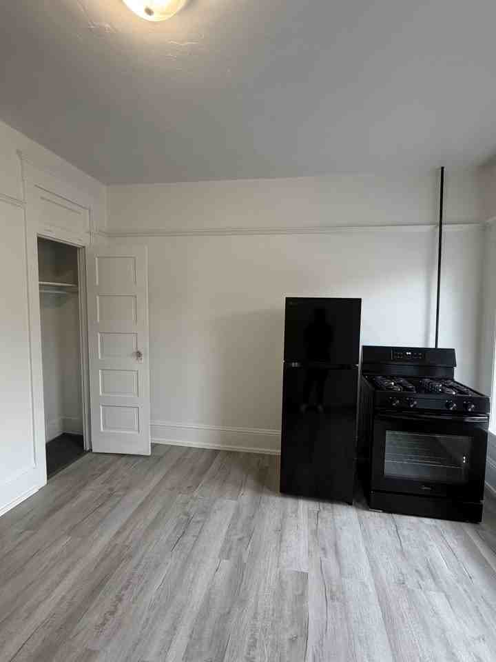 1717 W Burnside St #NA - Photo 3 of 9