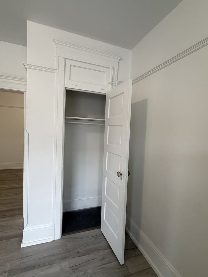 1717 W Burnside St #NA - Photo 5 of 9