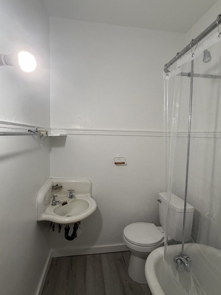 1717 W Burnside St #NA - Photo 7 of 9