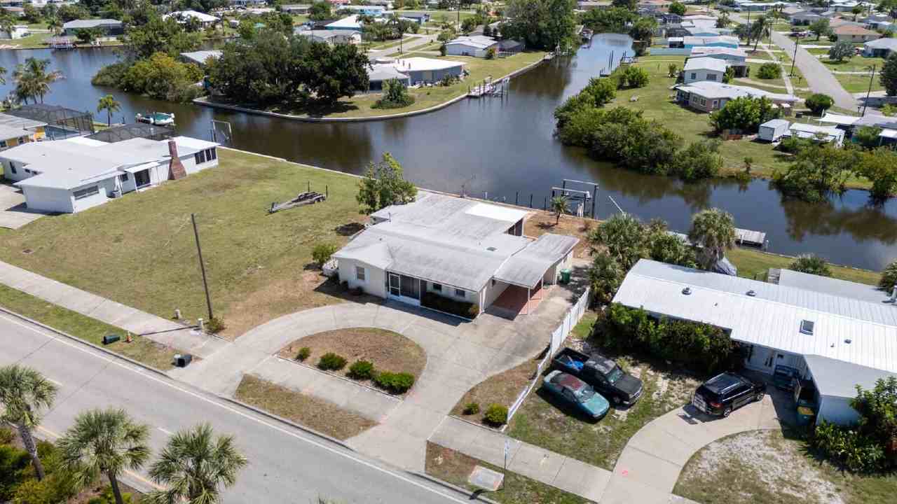 21160 Edgewater Dr - Photo 3 of 36