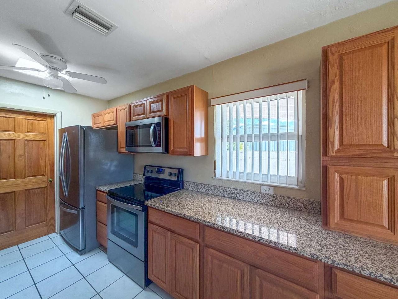 21160 Edgewater Dr - Photo 6 of 36
