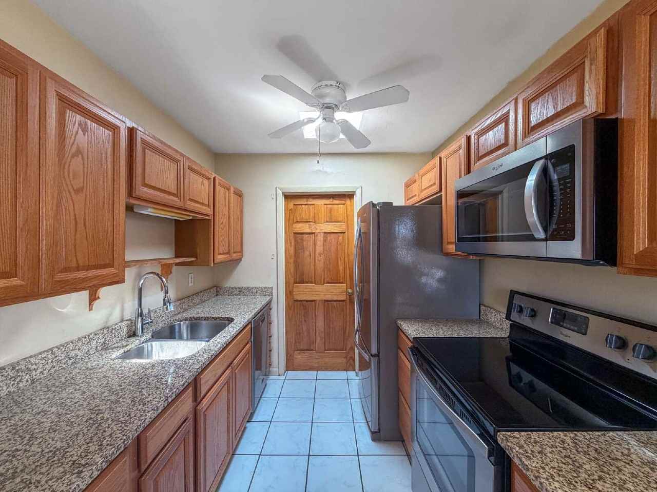 21160 Edgewater Dr - Photo 7 of 36