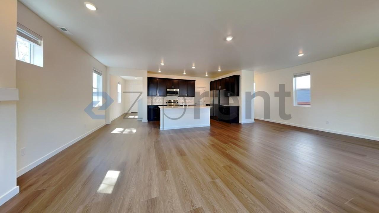 501 185th Street Ct E - Photo 4 of 41
