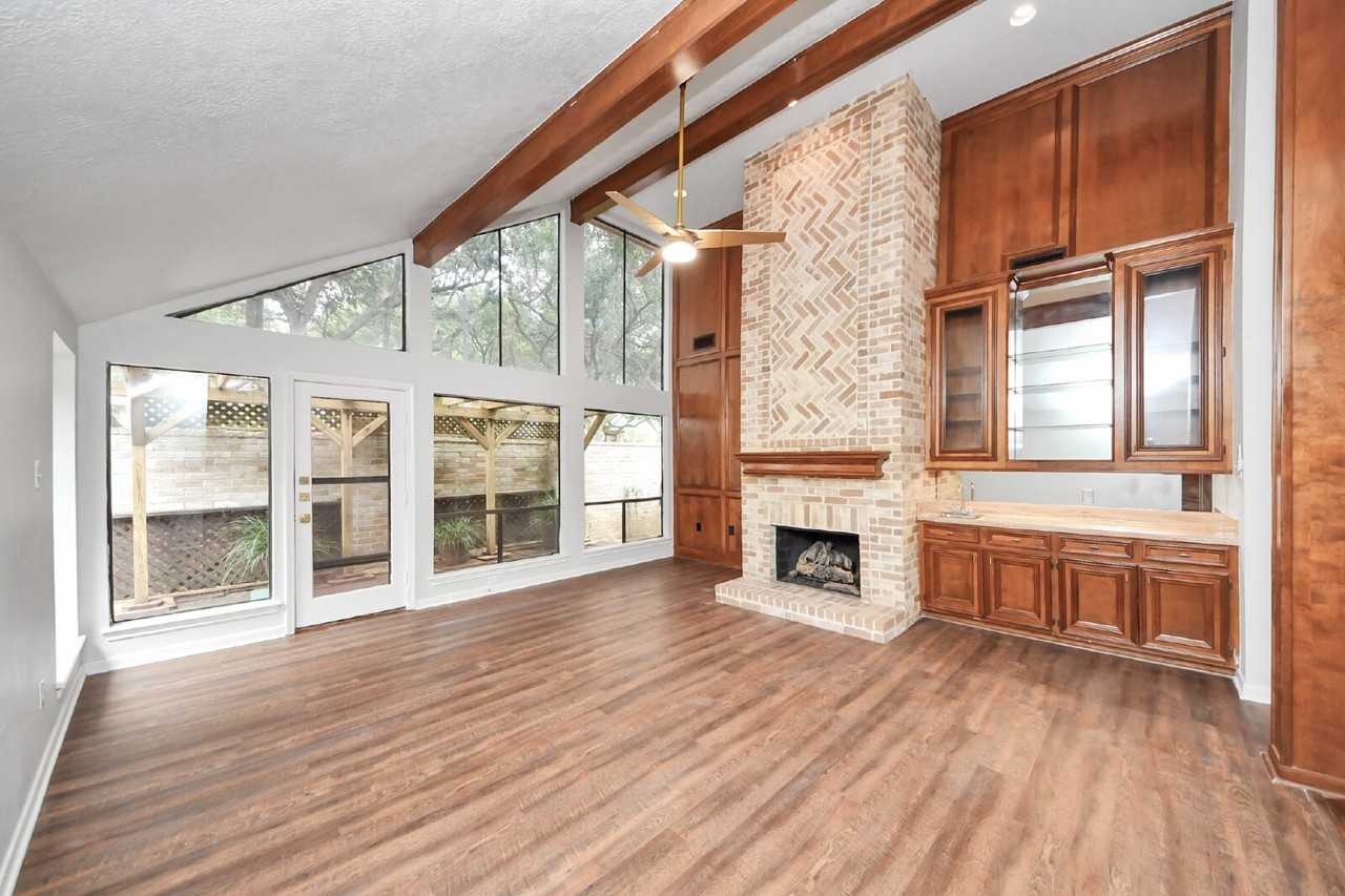 1023 Oyster Bay Dr - Photo 3 of 37