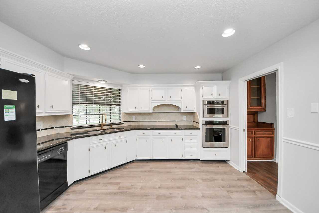 1023 Oyster Bay Dr - Photo 4 of 37