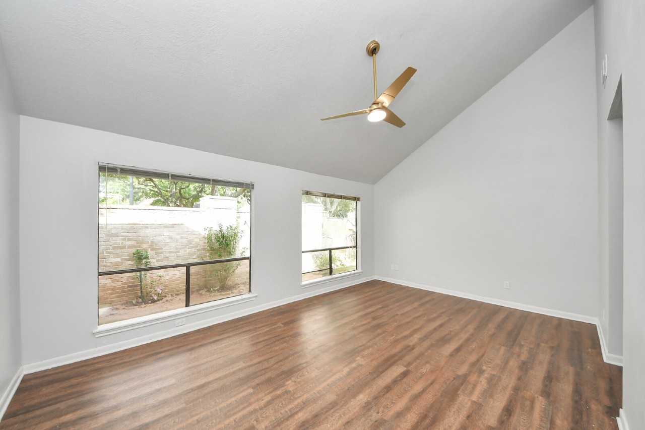 1023 Oyster Bay Dr - Photo 5 of 37