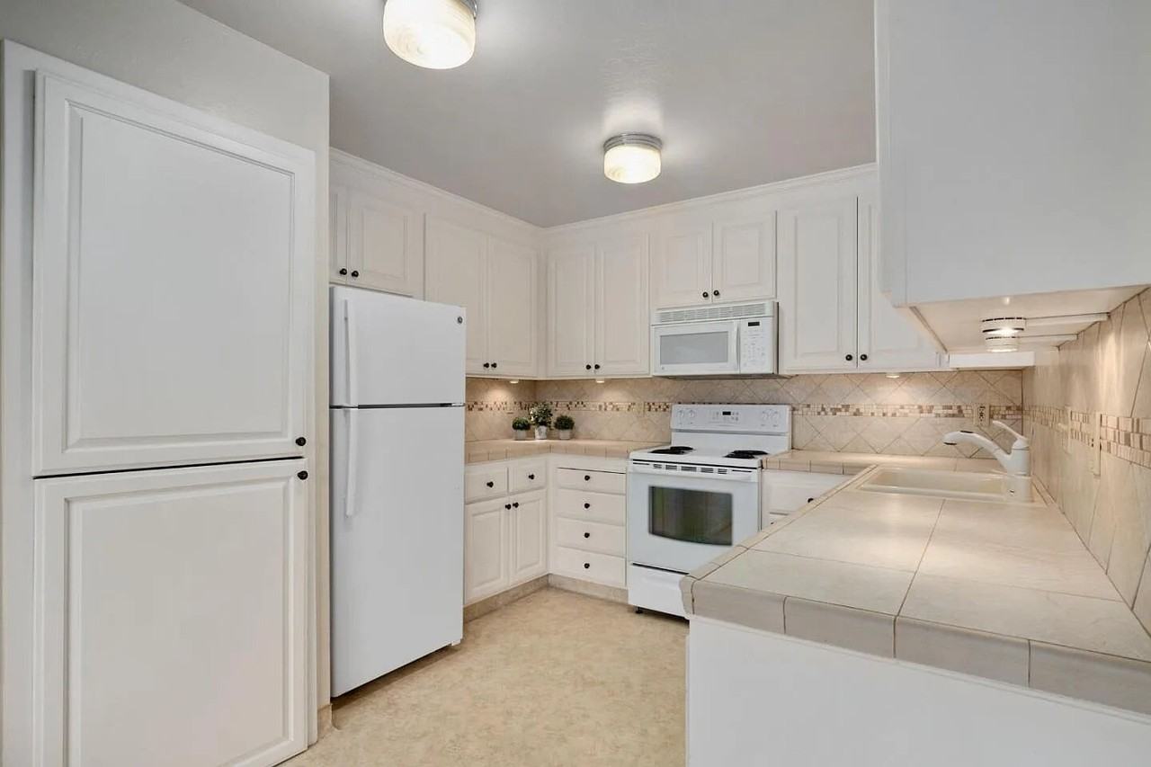 870 Park Ave - Photo 2 of 24
