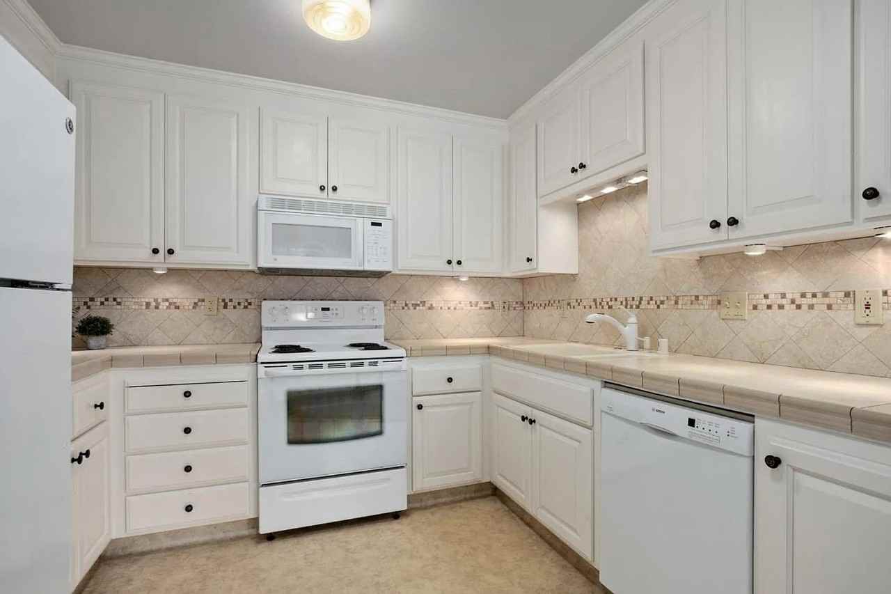 870 Park Ave - Photo 3 of 24