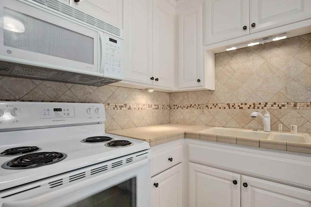 870 Park Ave - Photo 4 of 24