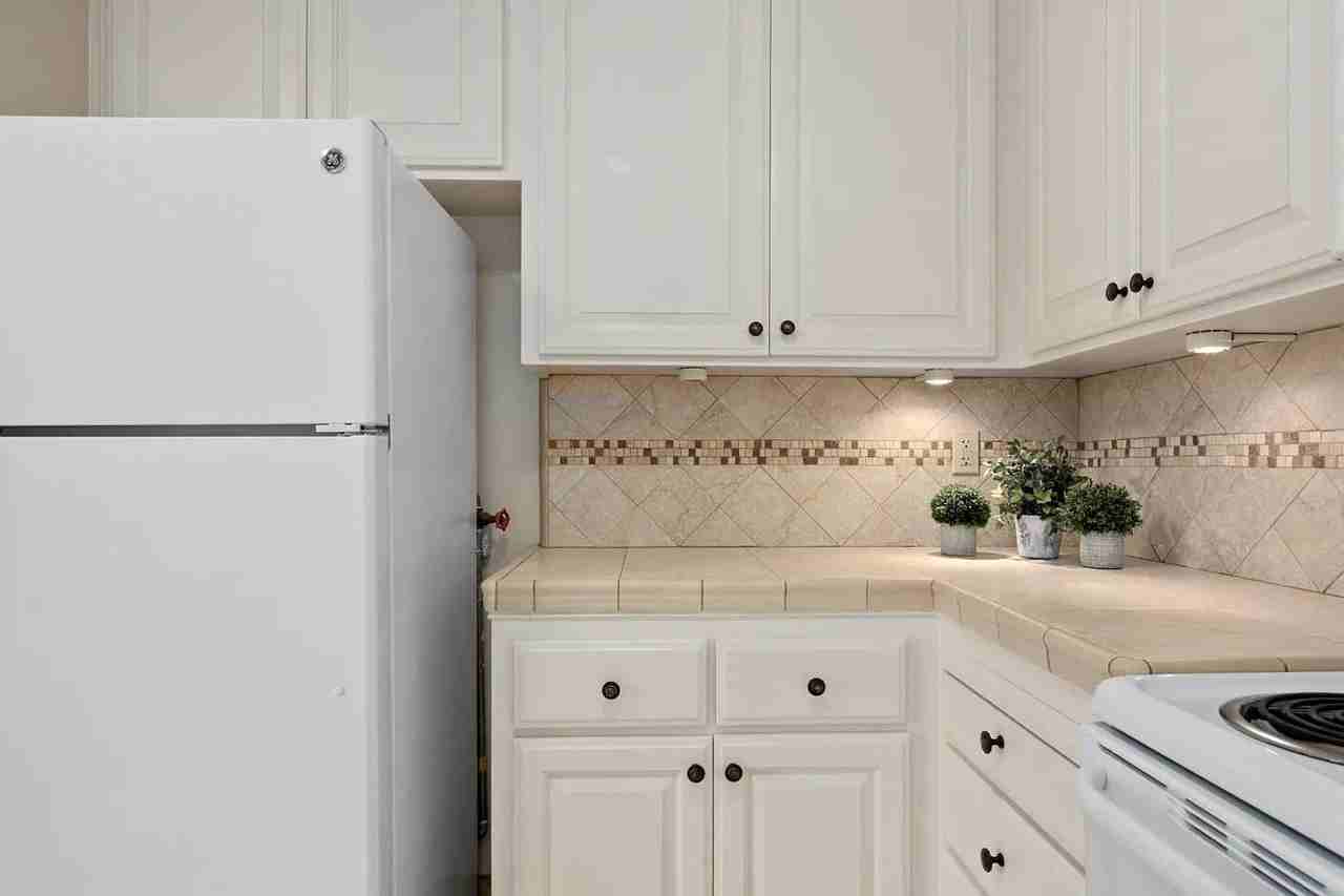 870 Park Ave - Photo 5 of 24