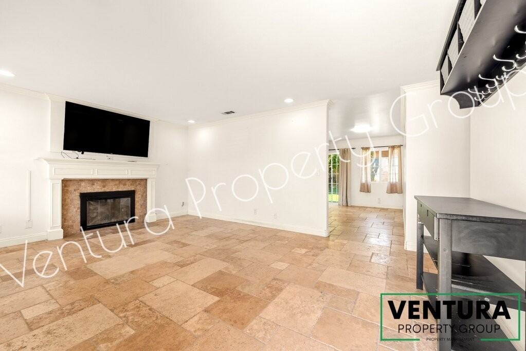 232 Village Sq - Photo 4 of 34