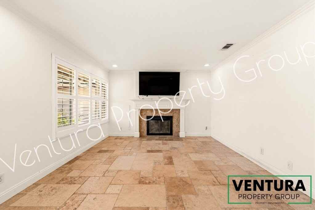 232 Village Sq - Photo 6 of 34
