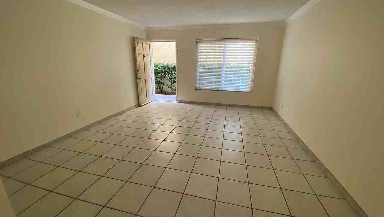 10065 De Soto Ave - Photo 4 of 26