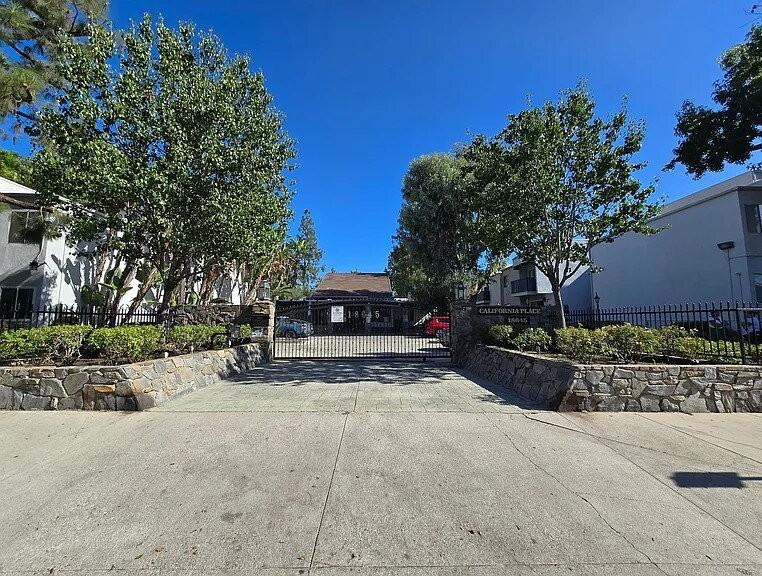 18645 Hatteras St - Photo 2 of 17