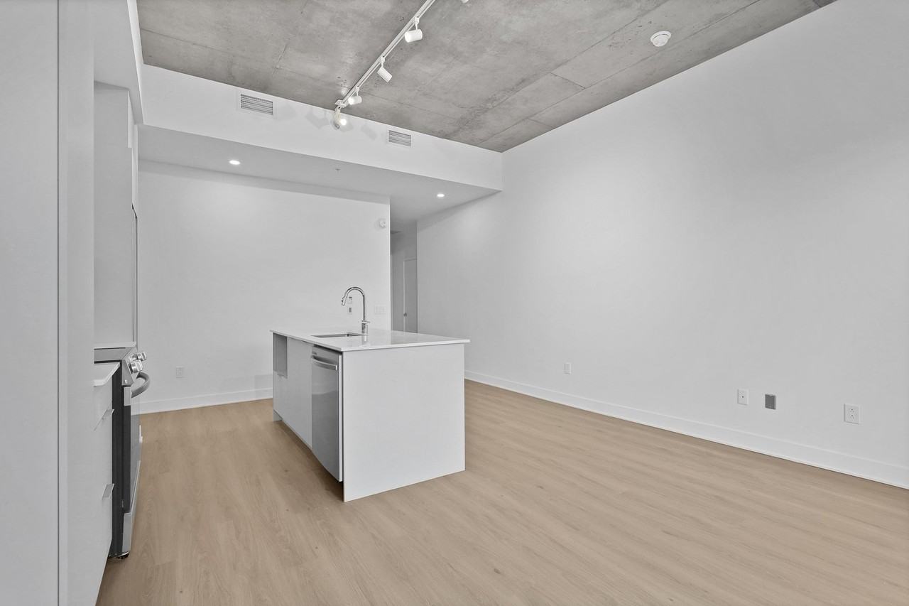 5070 Rue Paré - Photo 7 of 28