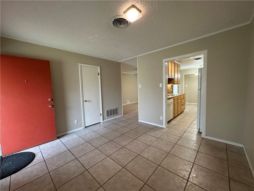 1237 Denver St - Photo 3 of 19
