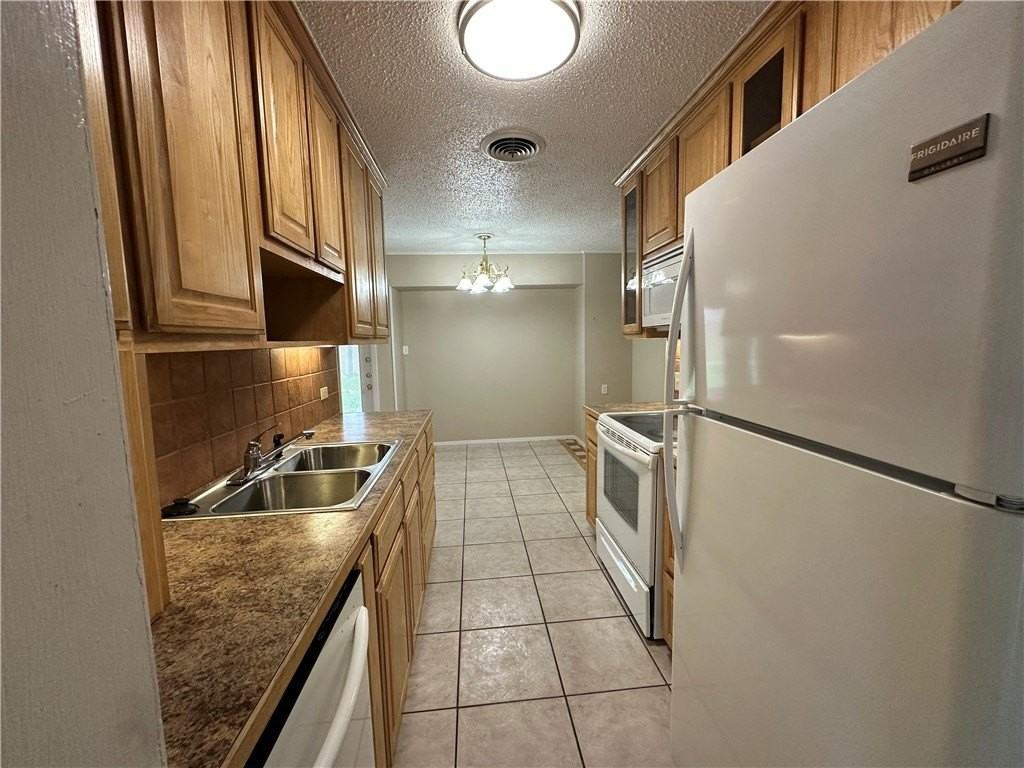 1237 Denver St - Photo 4 of 19