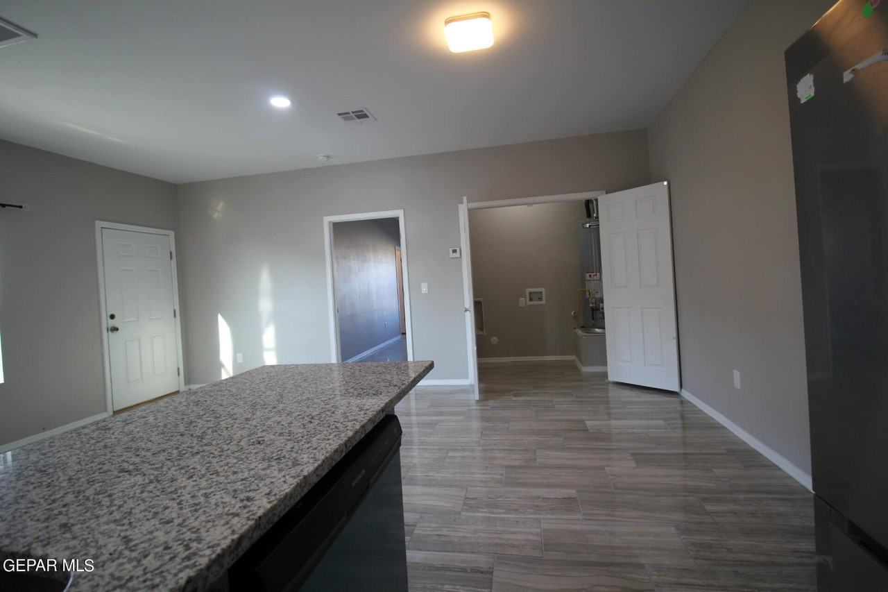 517 Val Verde St #B - Photo 7 of 50