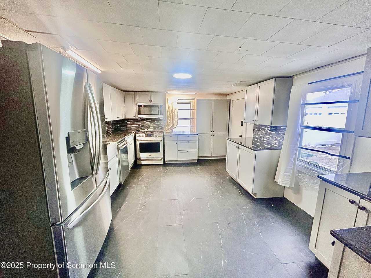 169 E Pine St - Photo 2 of 31