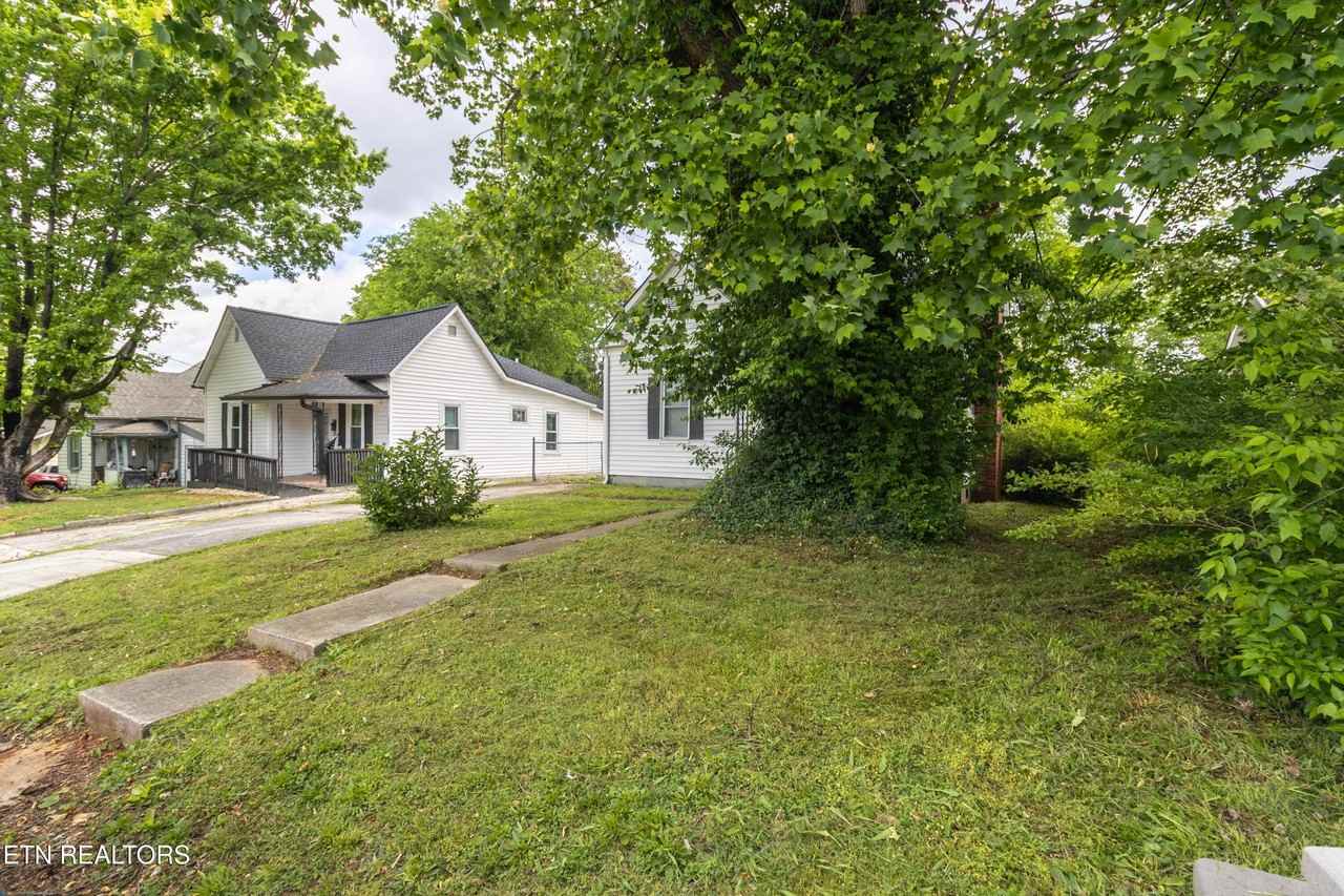 2638 Barton St - Photo 3 of 26