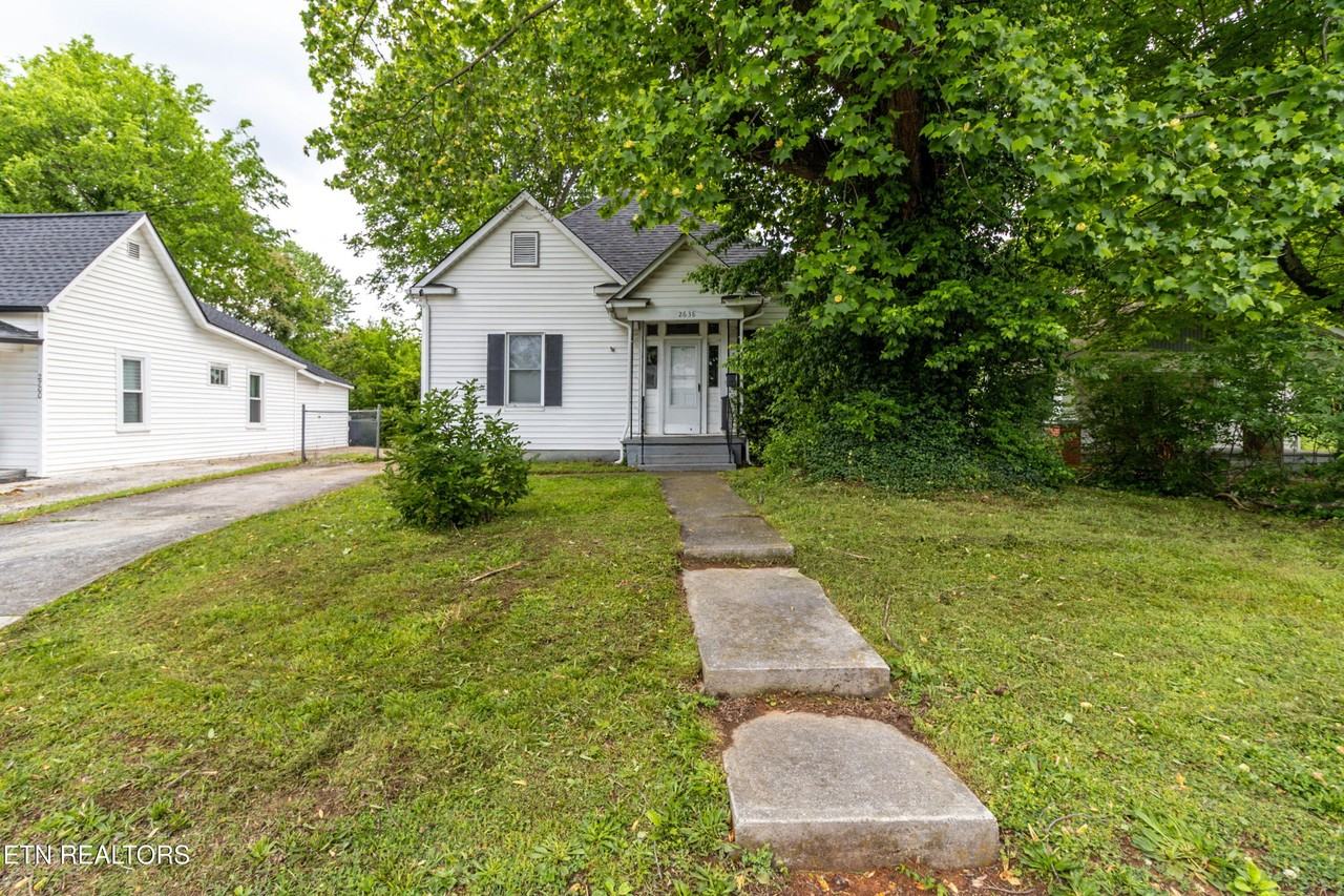 2638 Barton St - Photo 4 of 26