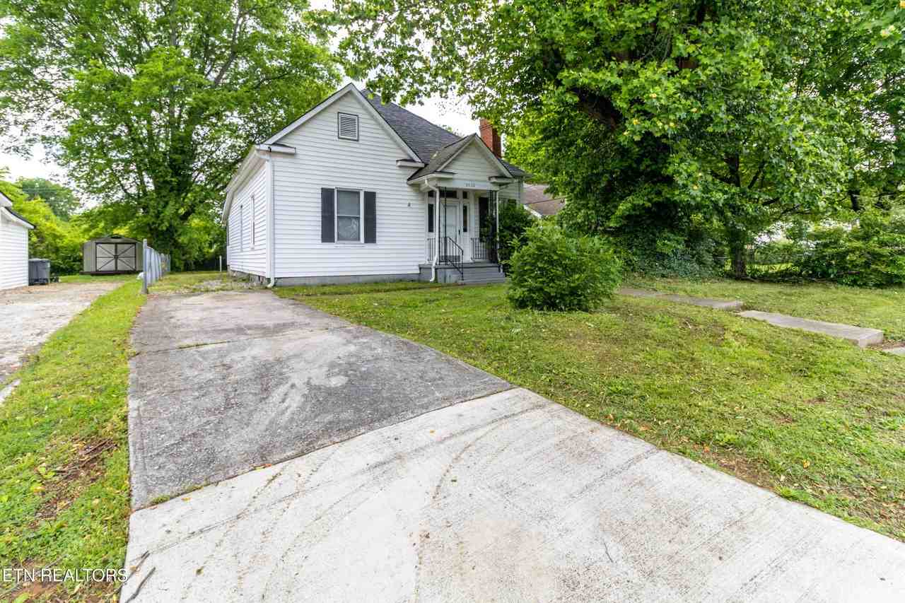 2638 Barton St - Photo 5 of 26
