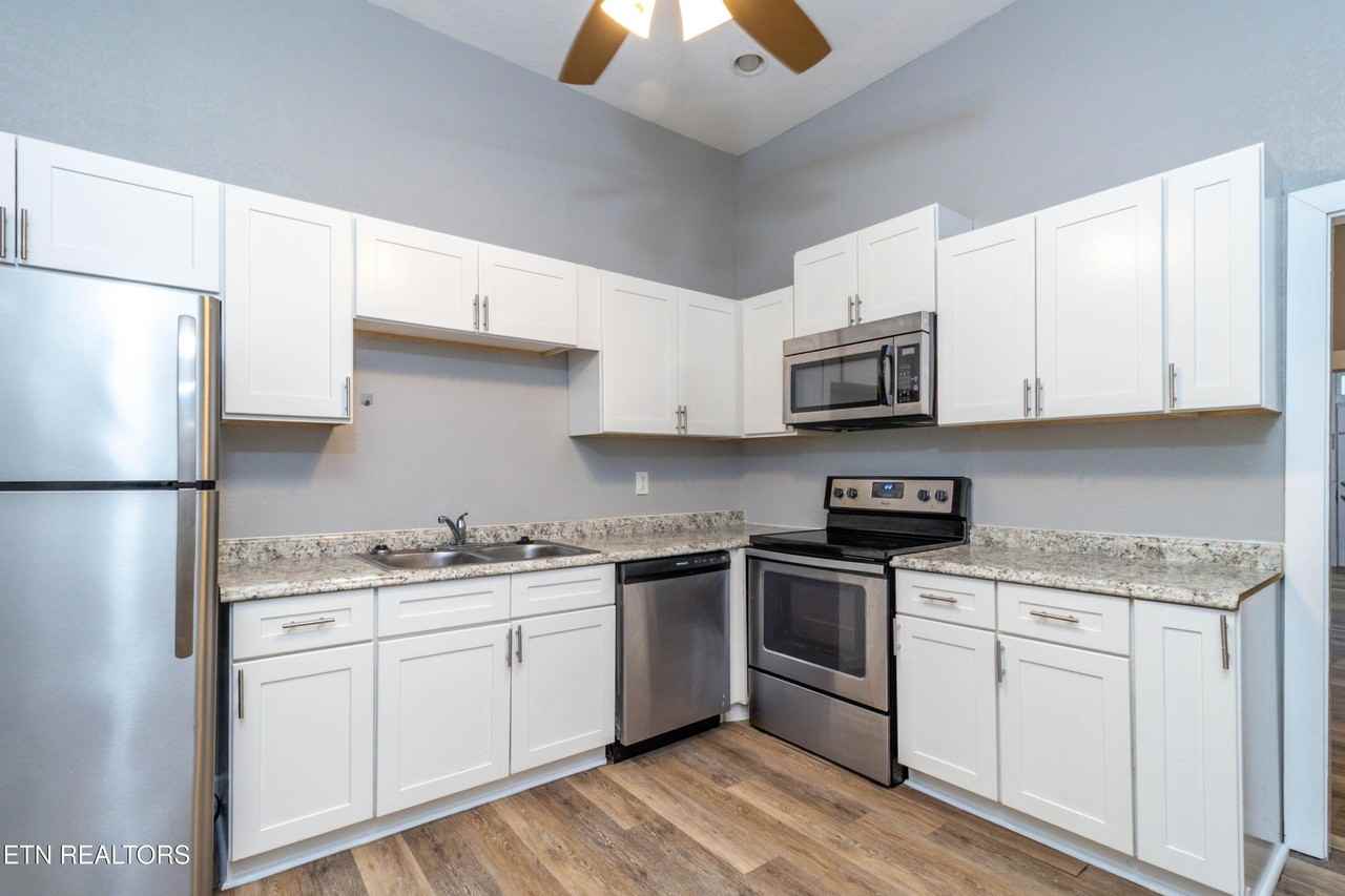 2638 Barton St - Photo 7 of 26