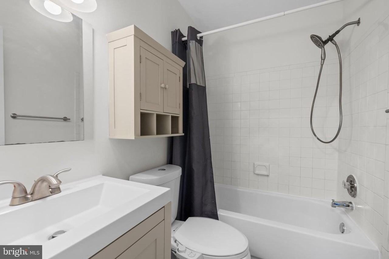 1095 Travis Ln - Photo 6 of 17