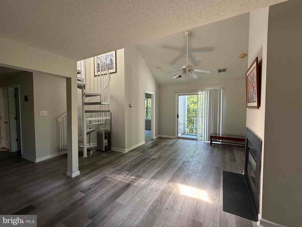 10019 Vanderbilt Cir - Photo 4 of 22