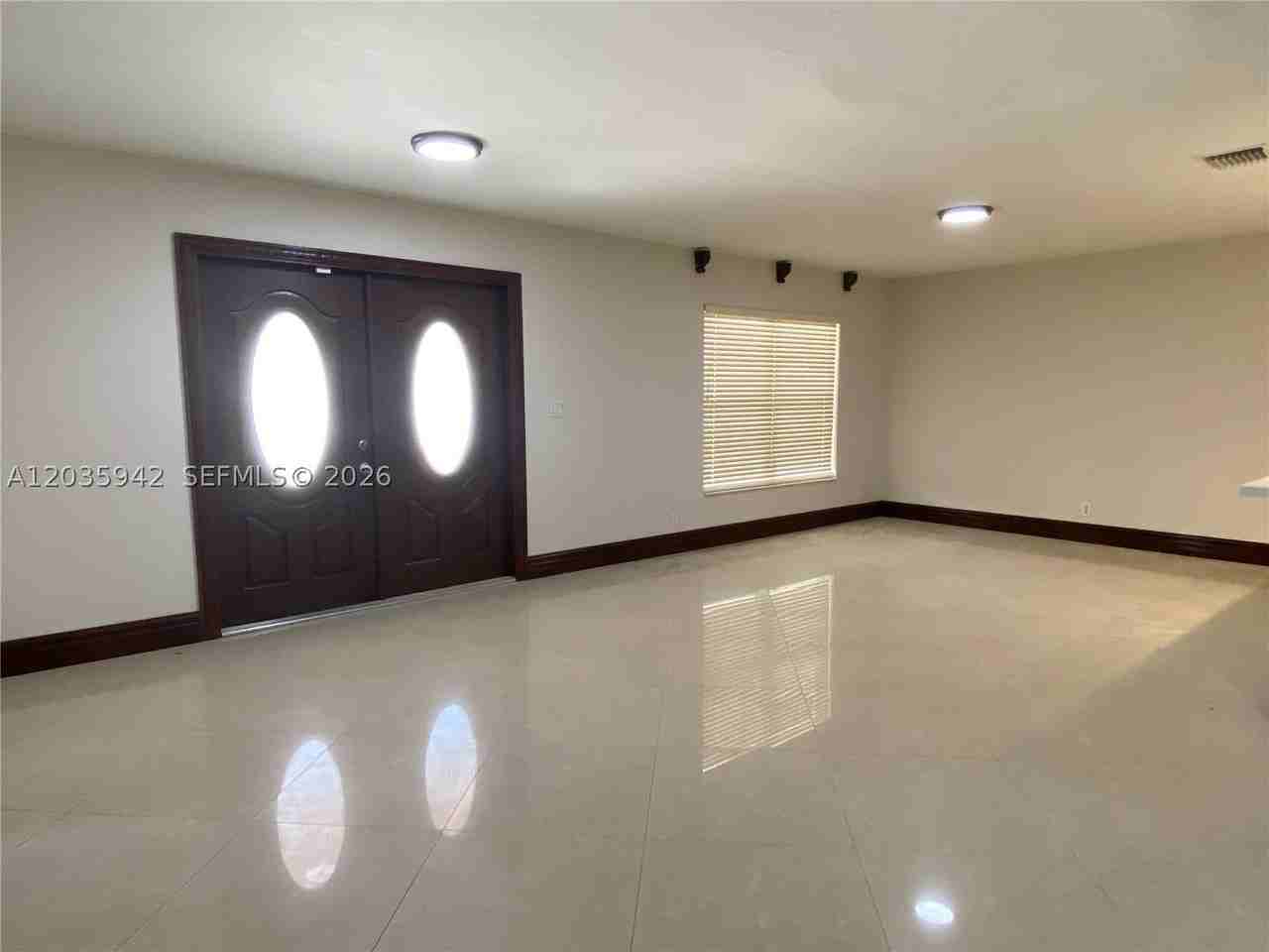 490 Bonaventure Blvd - Photo 4 of 25