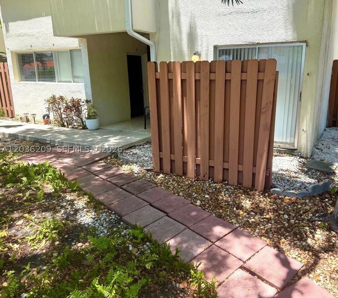 1910 Sw 17th Ave #4 - Photo 4 of 13