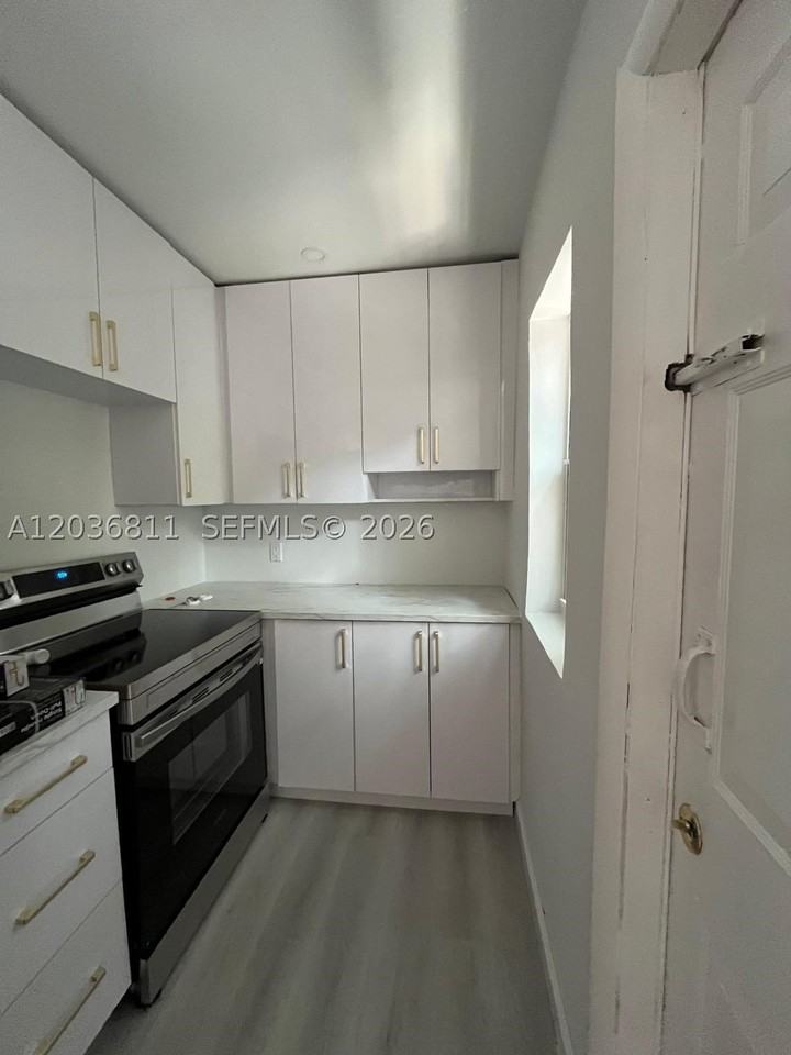 602 Sw 13th Ave #4 - Photo 2 of 10