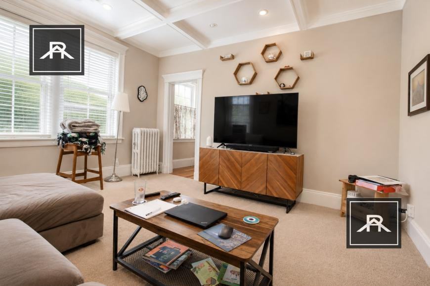 162 Strathmore Rd - Photo 4 of 10