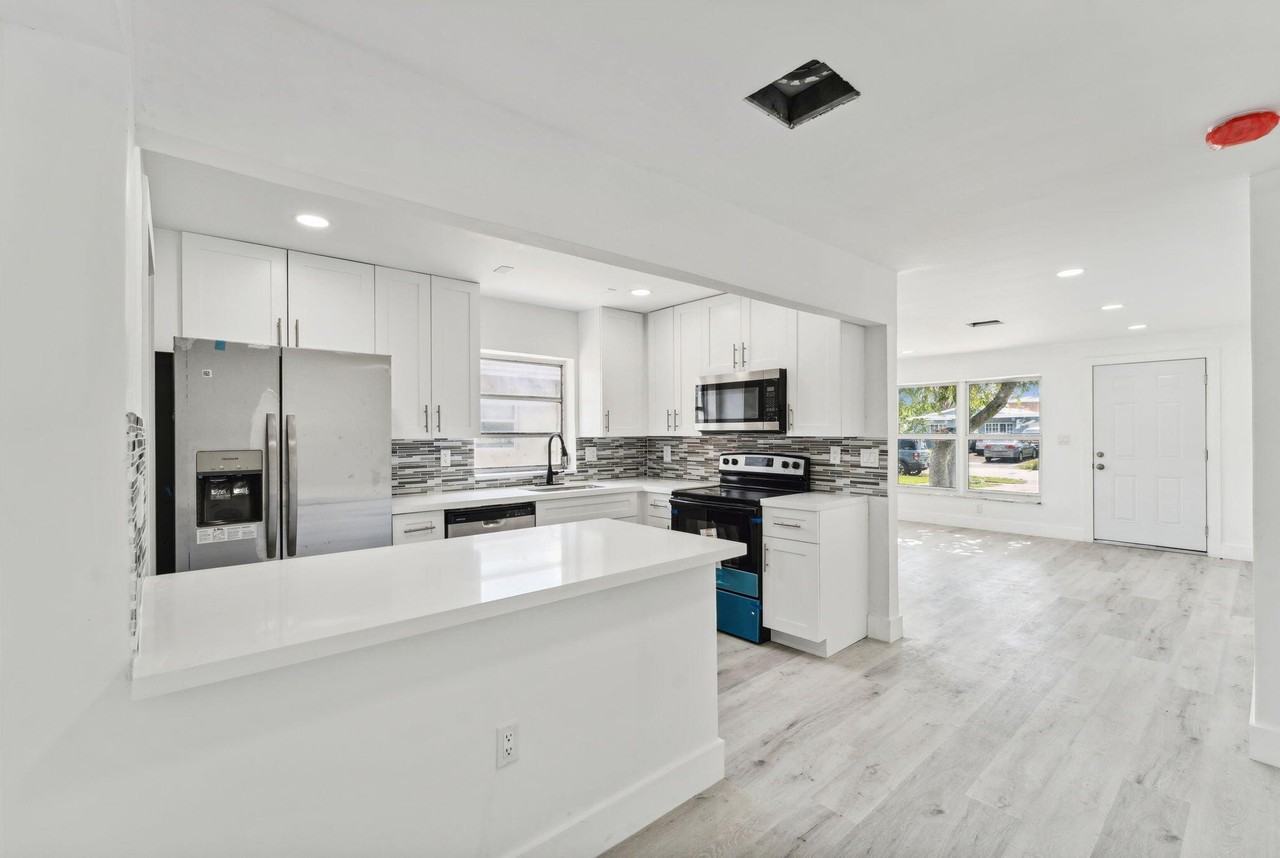 573 Nw 2nd Way - Photo 2 of 9