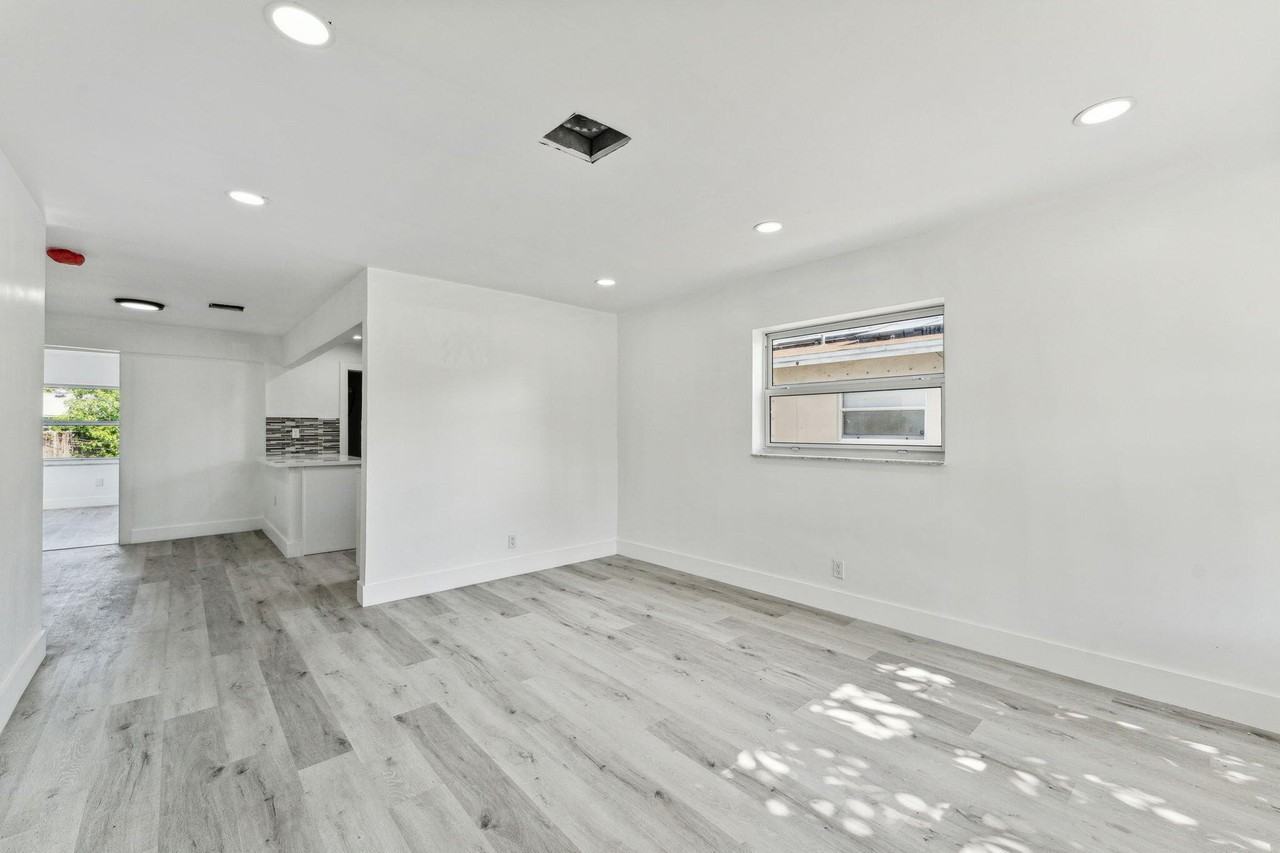 573 Nw 2nd Way - Photo 3 of 9