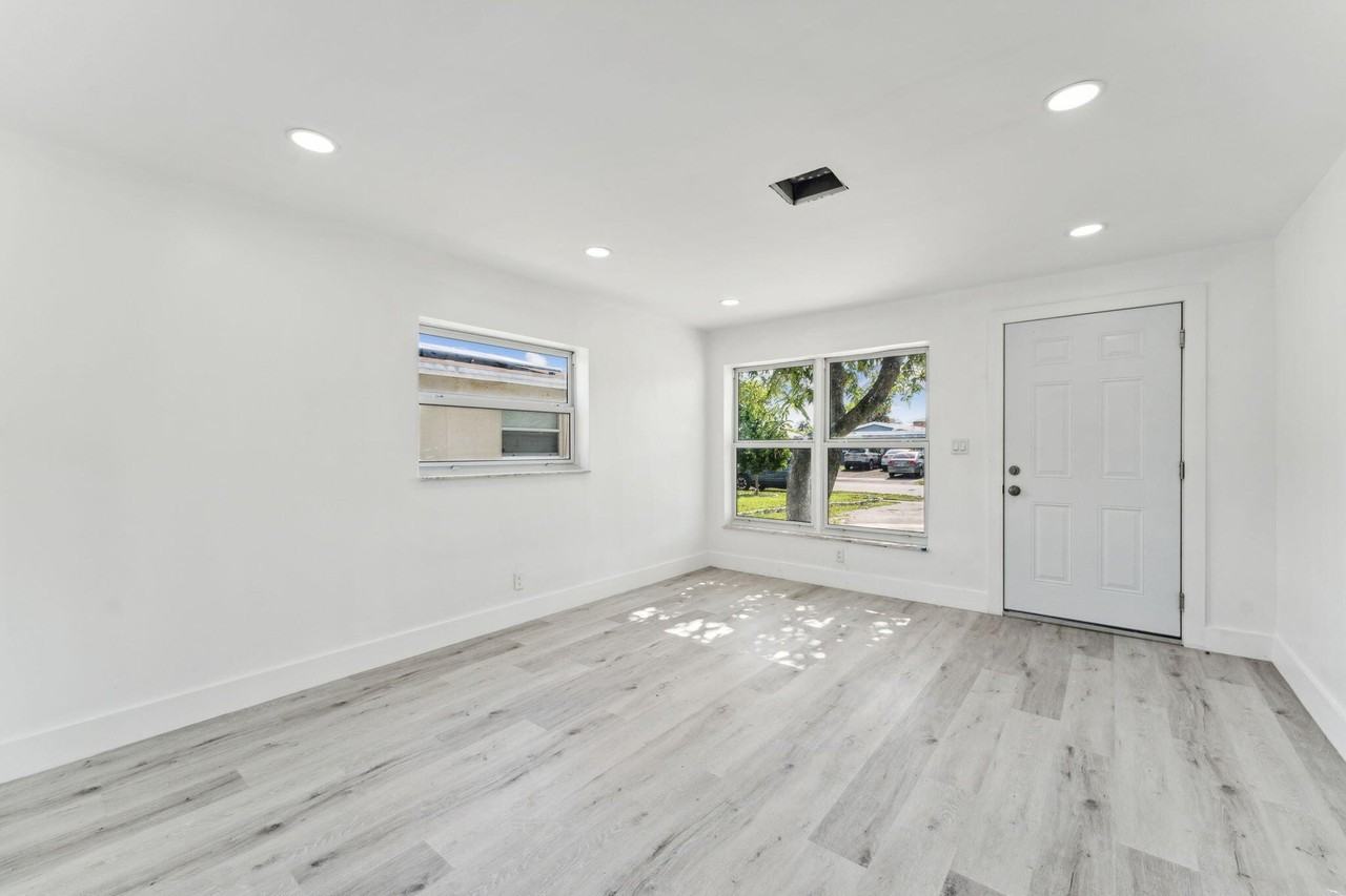 573 Nw 2nd Way - Photo 4 of 9