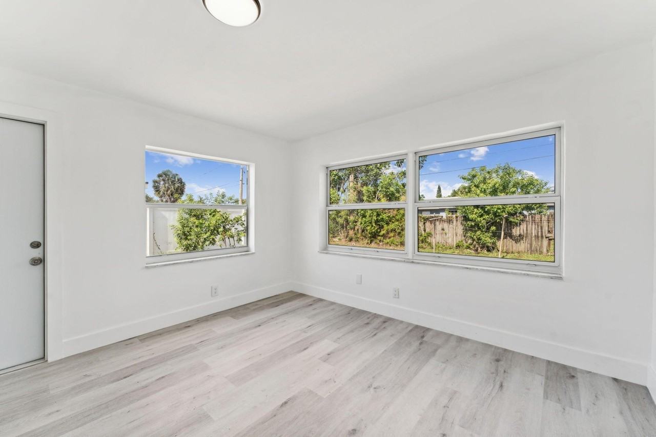 573 Nw 2nd Way - Photo 6 of 9