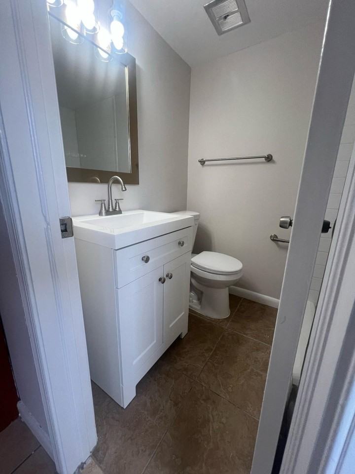 559 Ne 48th St #303 - Photo 2 of 5
