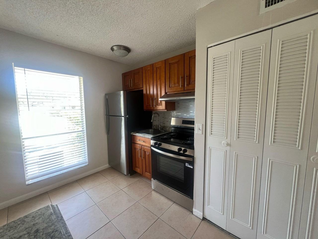559 Ne 48th St #303 - Photo 3 of 5