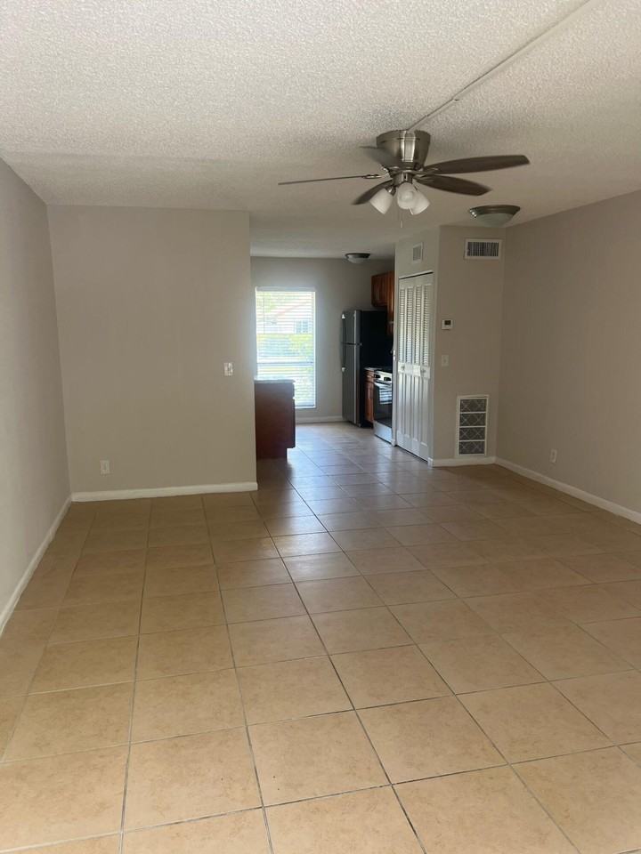 559 Ne 48th St #303 - Photo 4 of 5