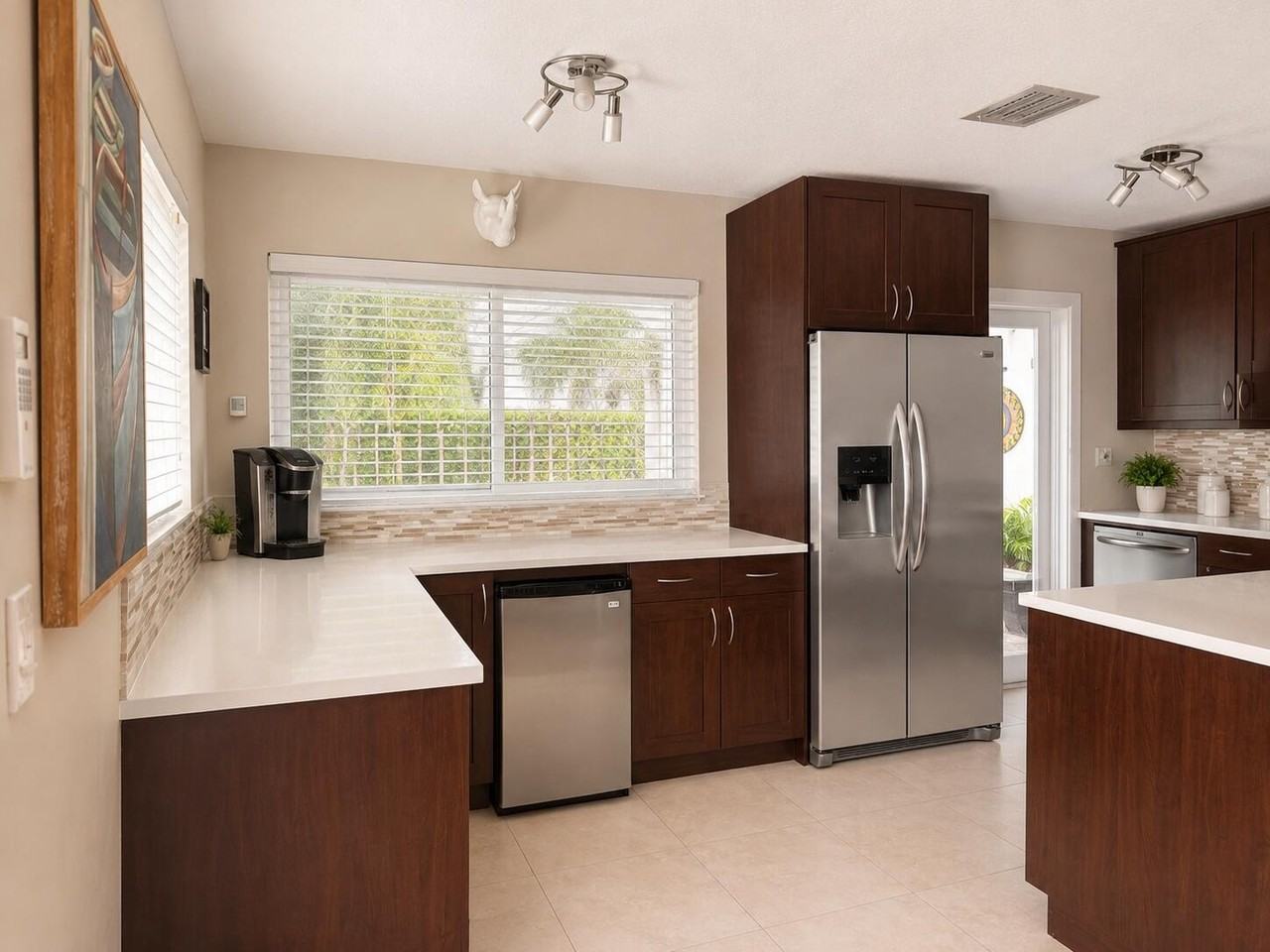 1156 Sw 4th Ave - Photo 3 of 17