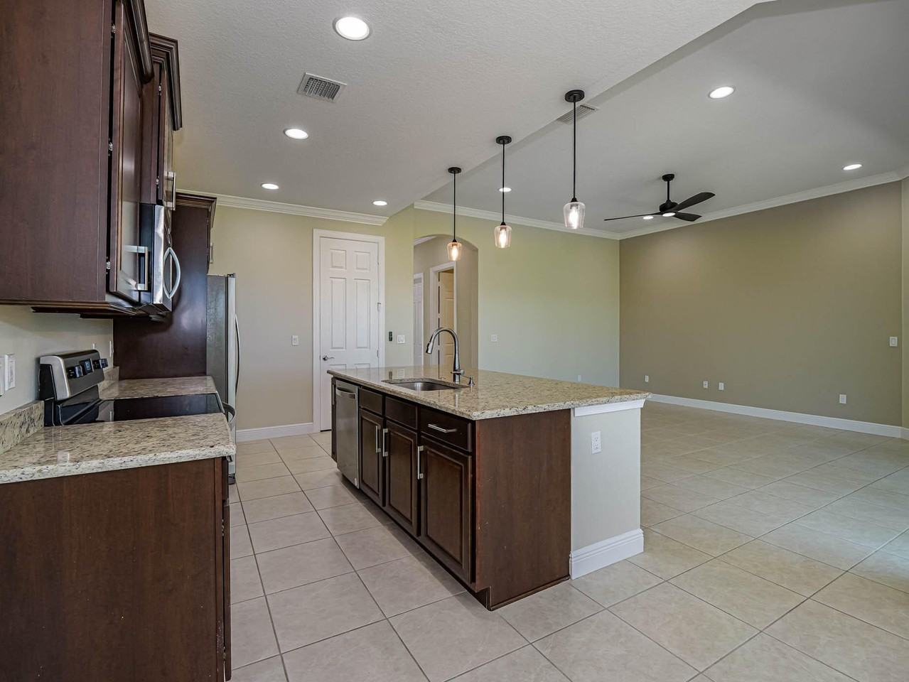 2529 Bella Vista Cir - Photo 4 of 37