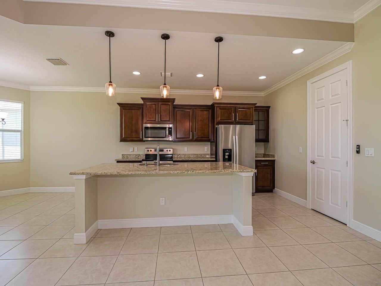 2529 Bella Vista Cir - Photo 6 of 37