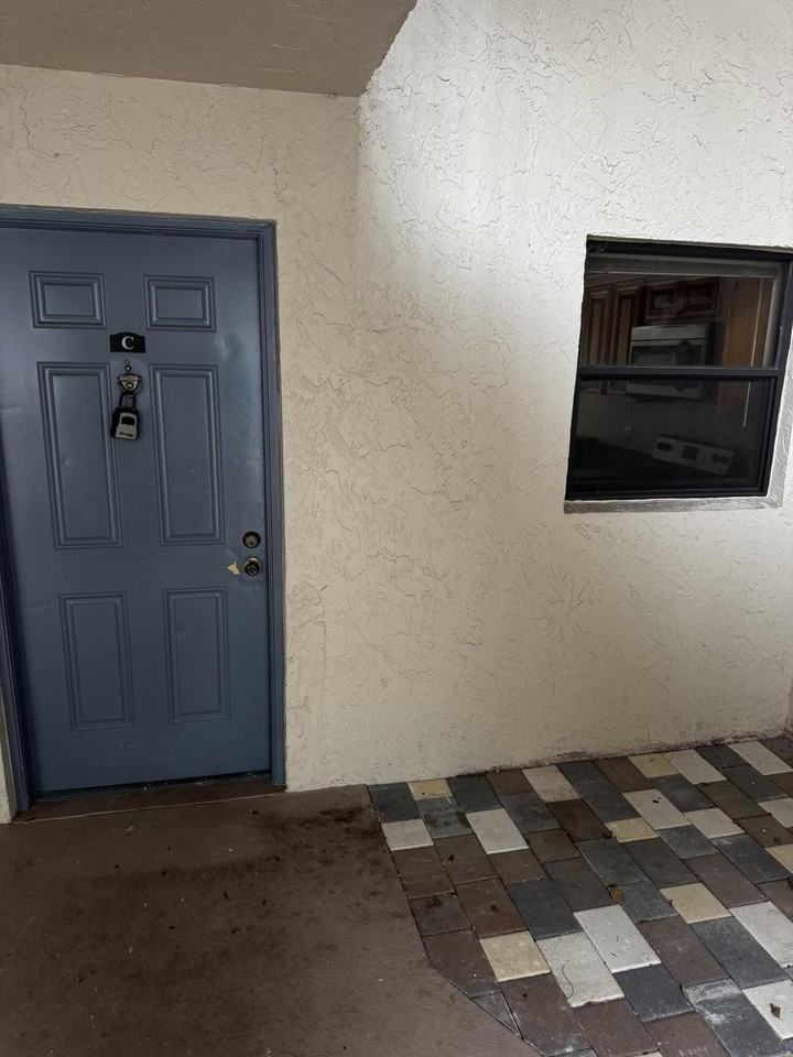 1525 Lake Crystal Dr #C - Photo 3 of 16