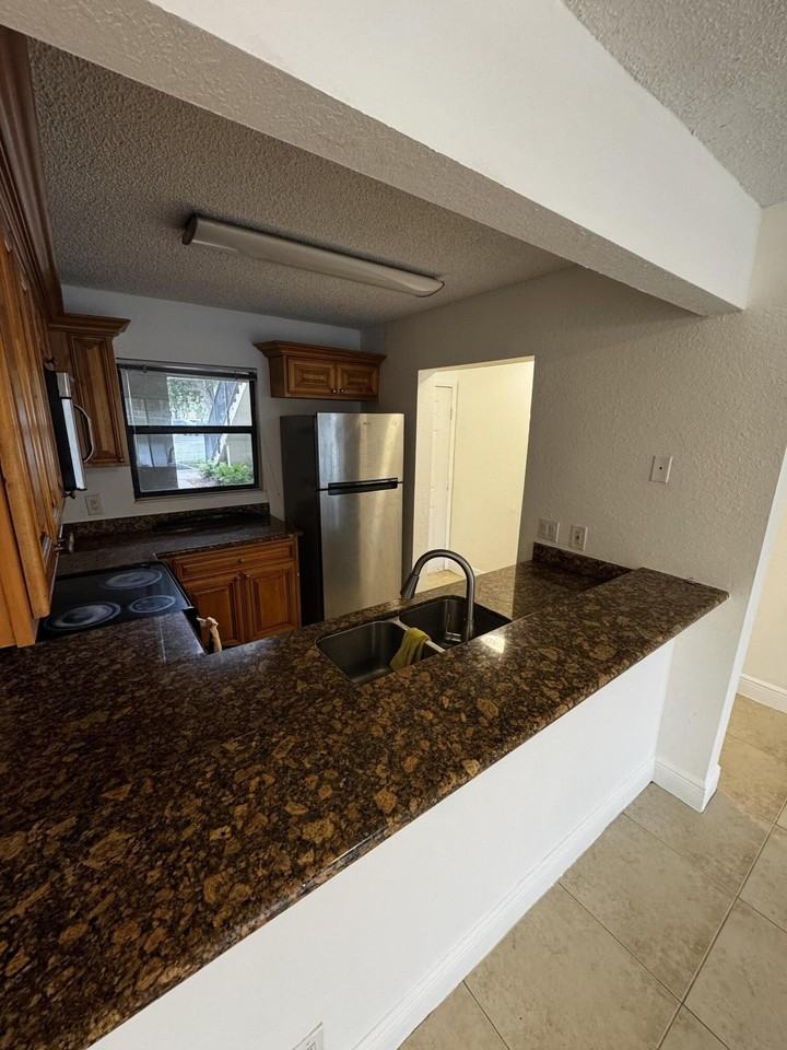 1525 Lake Crystal Dr #C - Photo 4 of 16