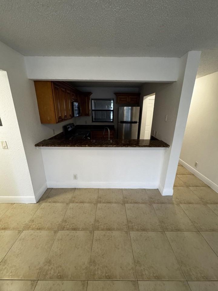 1525 Lake Crystal Dr #C - Photo 5 of 16