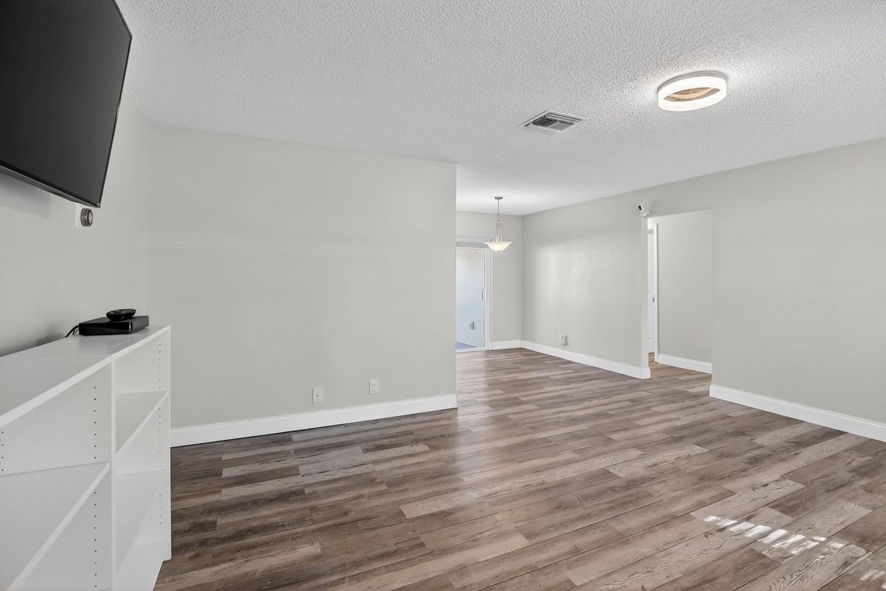 8845 Nw 14th St - Photo 7 of 50
