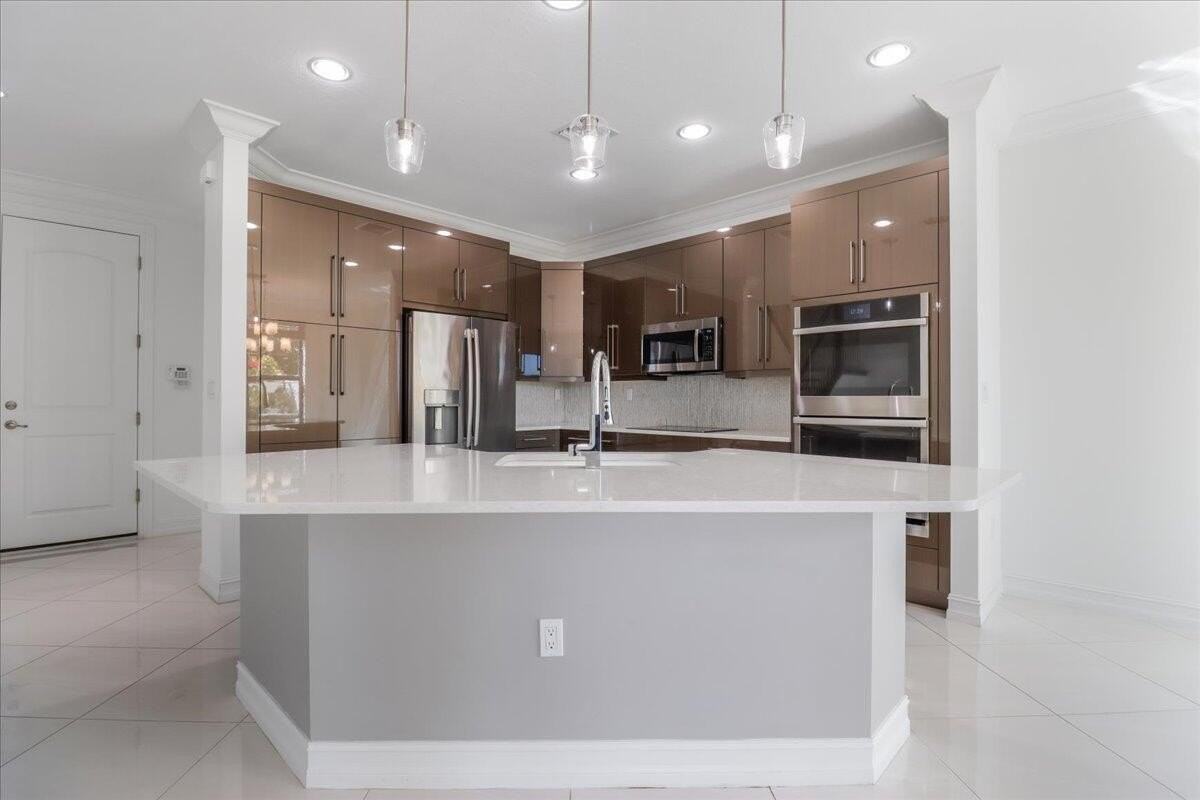 10098 Akenside Dr - Photo 5 of 41